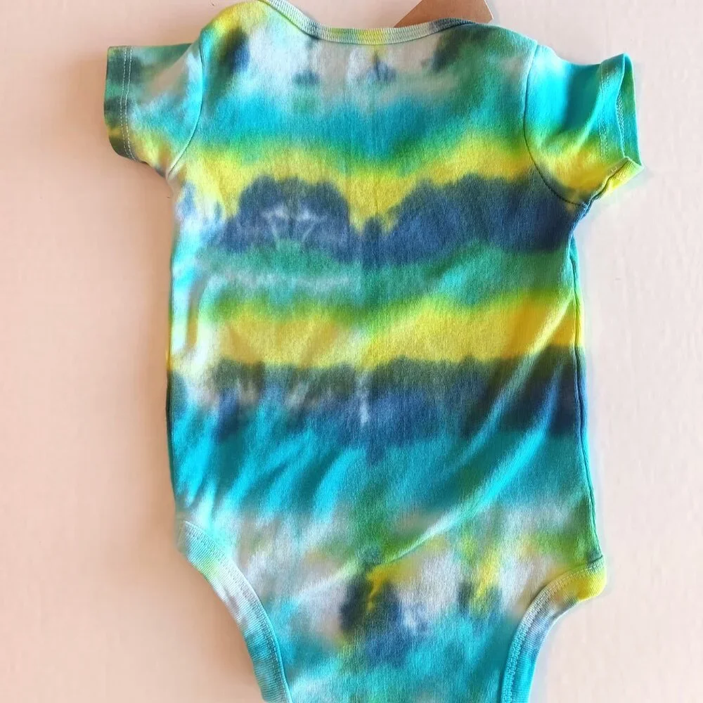 Tie Dye Baby Body Suit With 3 Snap Crotch Blue Yellow Green Size 9-12 Months NWT - Picture 2 of 14
